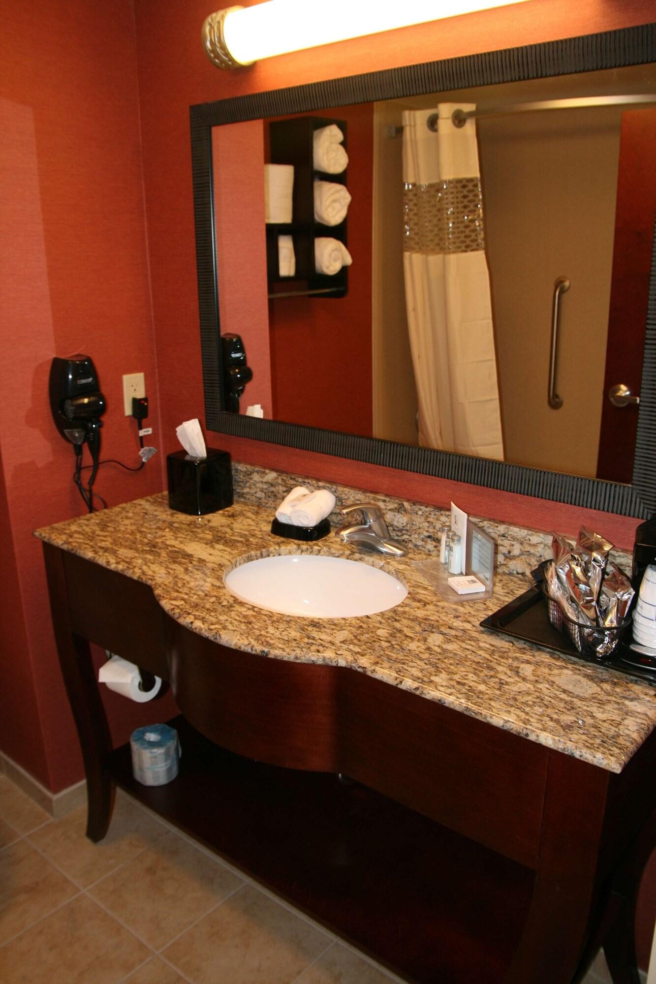 Hampton Inn & Suites Морган-Сити Номер фото